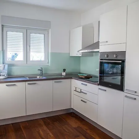 Apartment's Tea & Nevio سبليت